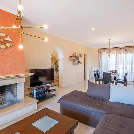 Hill House Apartment *