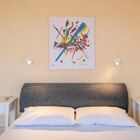 Hill House Apartment *